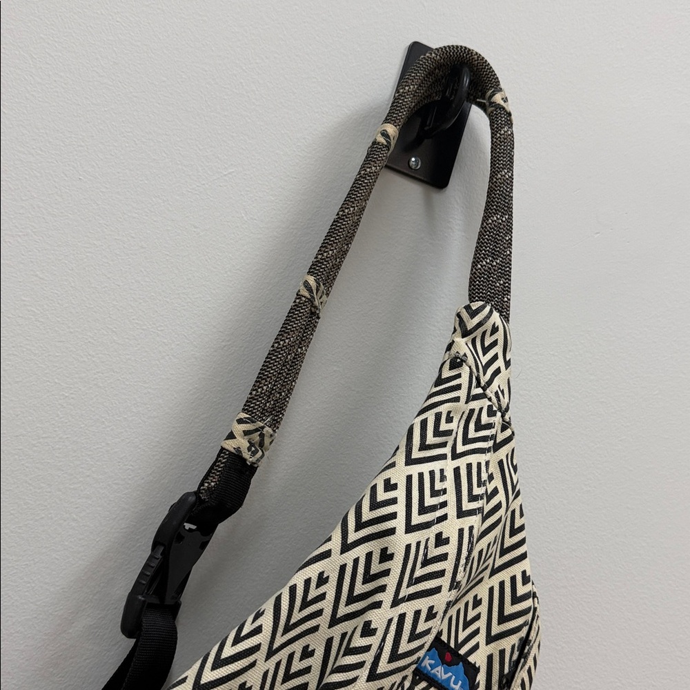 Kavu Slingpack Sling Bag Black Cream Geometric Print Rope Bag! - Picture 4 of 8